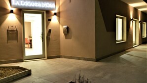 Entrada de un hotel con un letrero que dice "LA LOCANDA D'Oro".