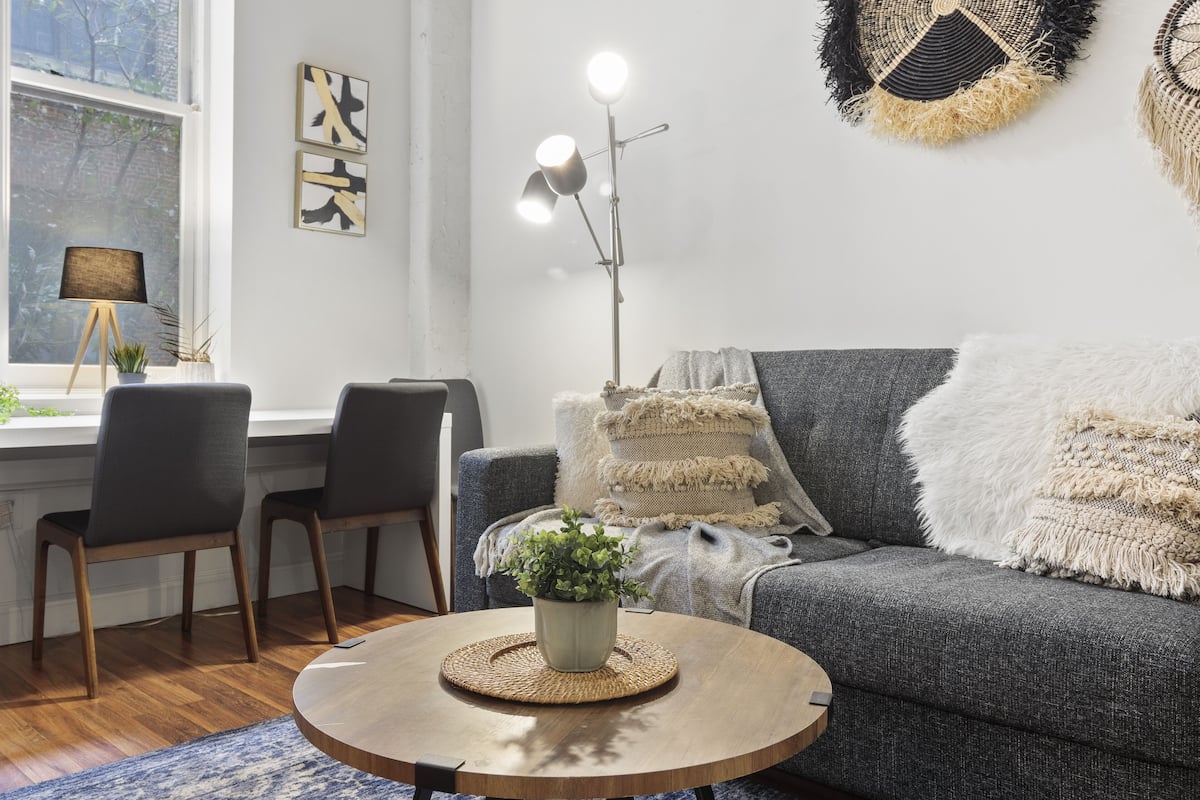 Departamento panorámico, 2 habitaciones, para no fumadores, 2 baños | Área de sala de estar | Smart TV de 32 pulgadas con canales digitales, televisión y Netflix