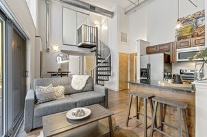 Appartement Élite, 2 chambres, non-fumeurs, 2 salles de bains | Coin séjour | TV connectée de 32 pouces avec chaînes numériques, télévision, Netflix