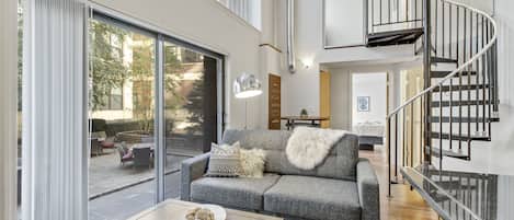 Leilighet – elite, 2 soverom, ikke-røyk, 2 bad | Oppholdsområde | En 32-tommers smart-TV med digitale kanaler samt TV og Netflix