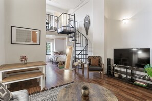 Departamento Club, 1 habitación, para no fumadores, 2 baños | Área de sala de estar | Smart TV de 32 pulgadas con canales digitales, televisión y Netflix 