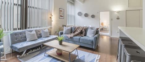 Departamento clásico, 2 habitaciones, para no fumadores, cocina | Área de sala de estar | Smart TV de 32 pulgadas con canales digitales, televisión y Netflix