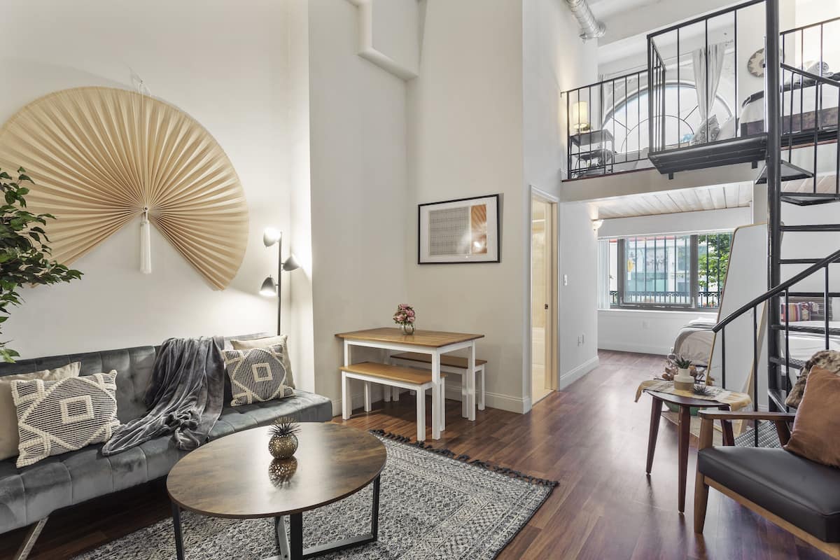 Departamento Club, 1 habitación, para no fumadores, 2 baños | Área de sala de estar | Smart TV de 32 pulgadas con canales digitales, televisión y Netflix