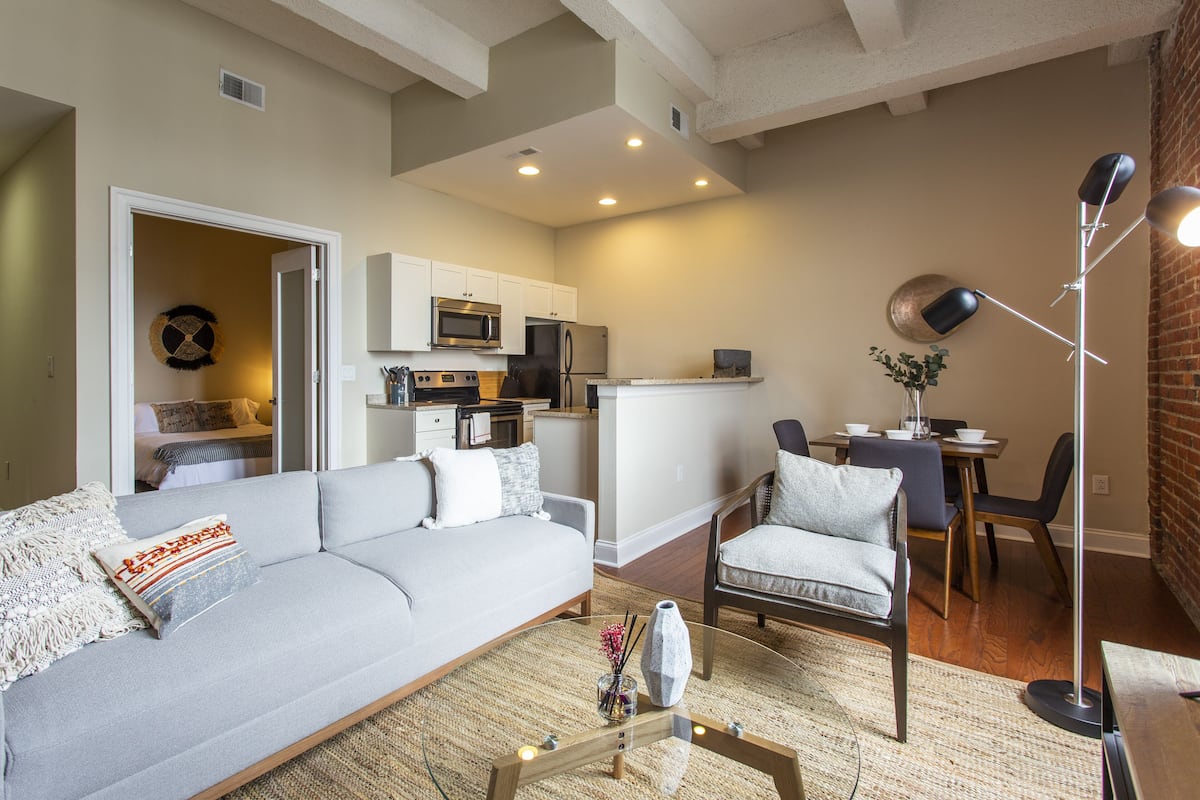 Departamento empresarial, 2 habitaciones, para no fumadores, cocina | Área de sala de estar | Smart TV de 32 pulgadas con canales digitales, televisión y Netflix