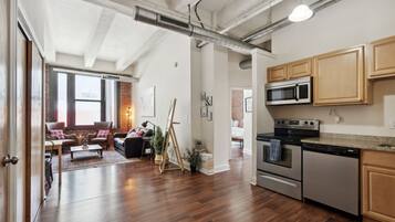 Premium Apartment, 2 Bedrooms, Non Smoking, Kitchen | Private kitchen | Full-sized fridge, microwave, oven, stovetop