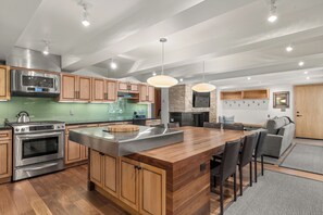 Fridge, microwave, oven, stovetop - Contemporary Condo in Aspen Core (Aspen)
