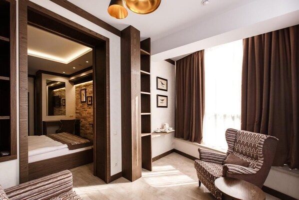 Suite junior | Área de sala de estar | Televisión LCD de 56 pulgadas con canales digitales y televisión 