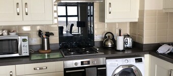 Newcastle Seafront apartment with WiFi & Parking