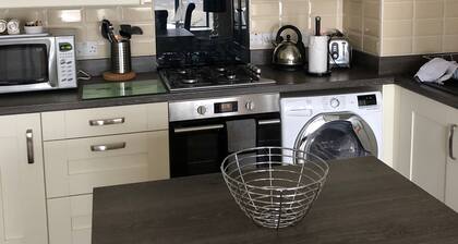 Newcastle Seafront apartment with WiFi & Parking