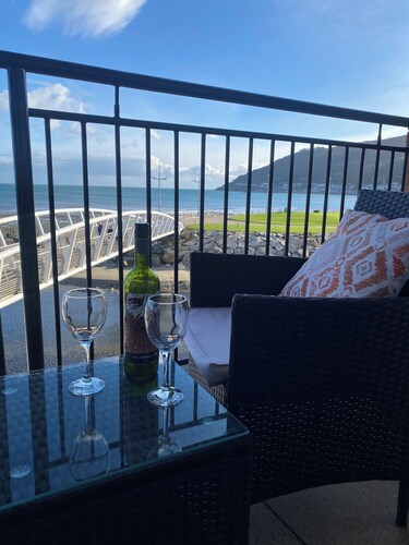Newcastle Seafront apartment with WiFi & Parking