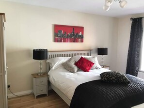 2 bedrooms, in-room safe, soundproofing, iron/ironing board - Newcastle Seafront apartment with WiFi & Parking (Newcastle)