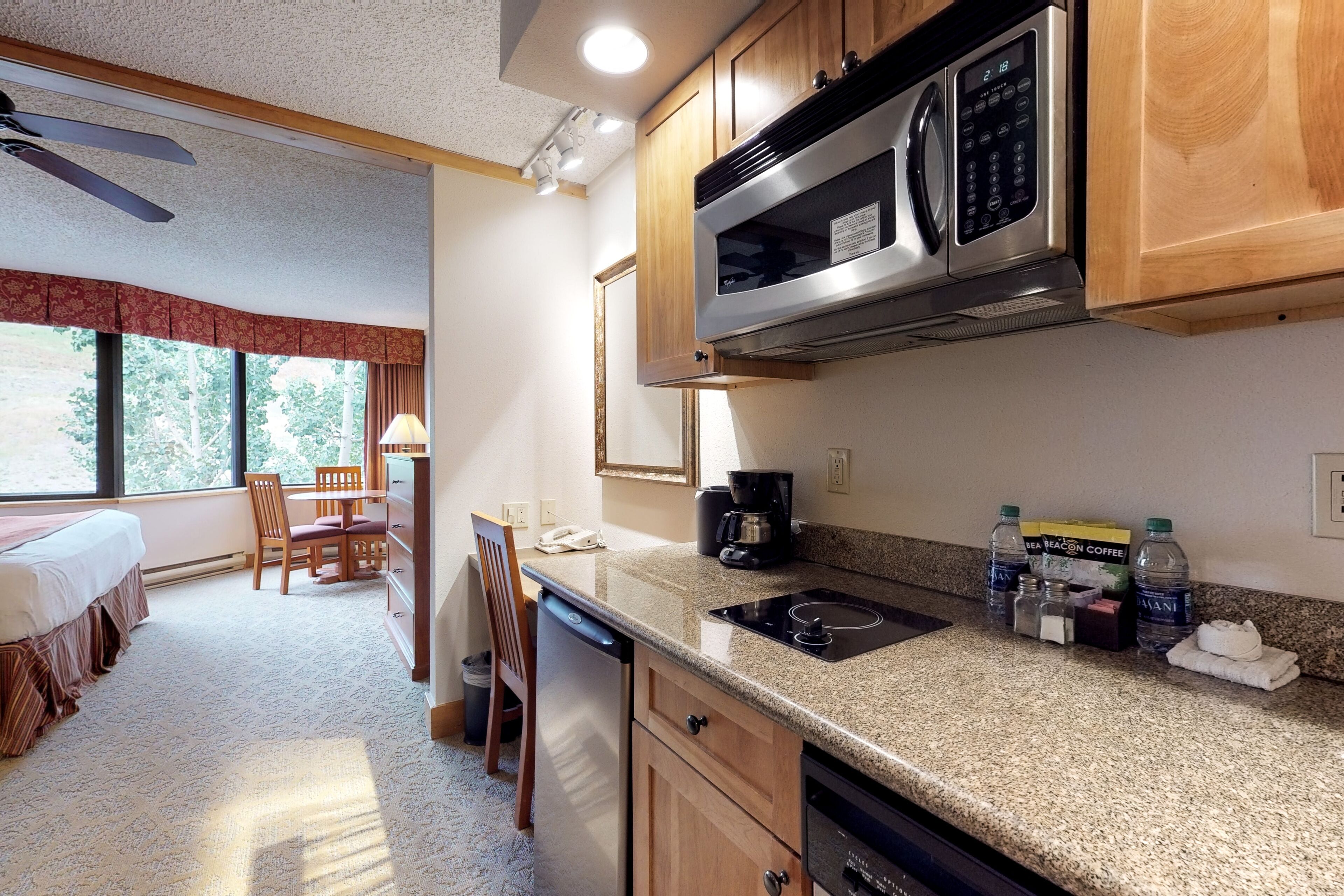 Cozy ski-in/ski-out studio condo w/ a shared pool, hot tub, & fitness room