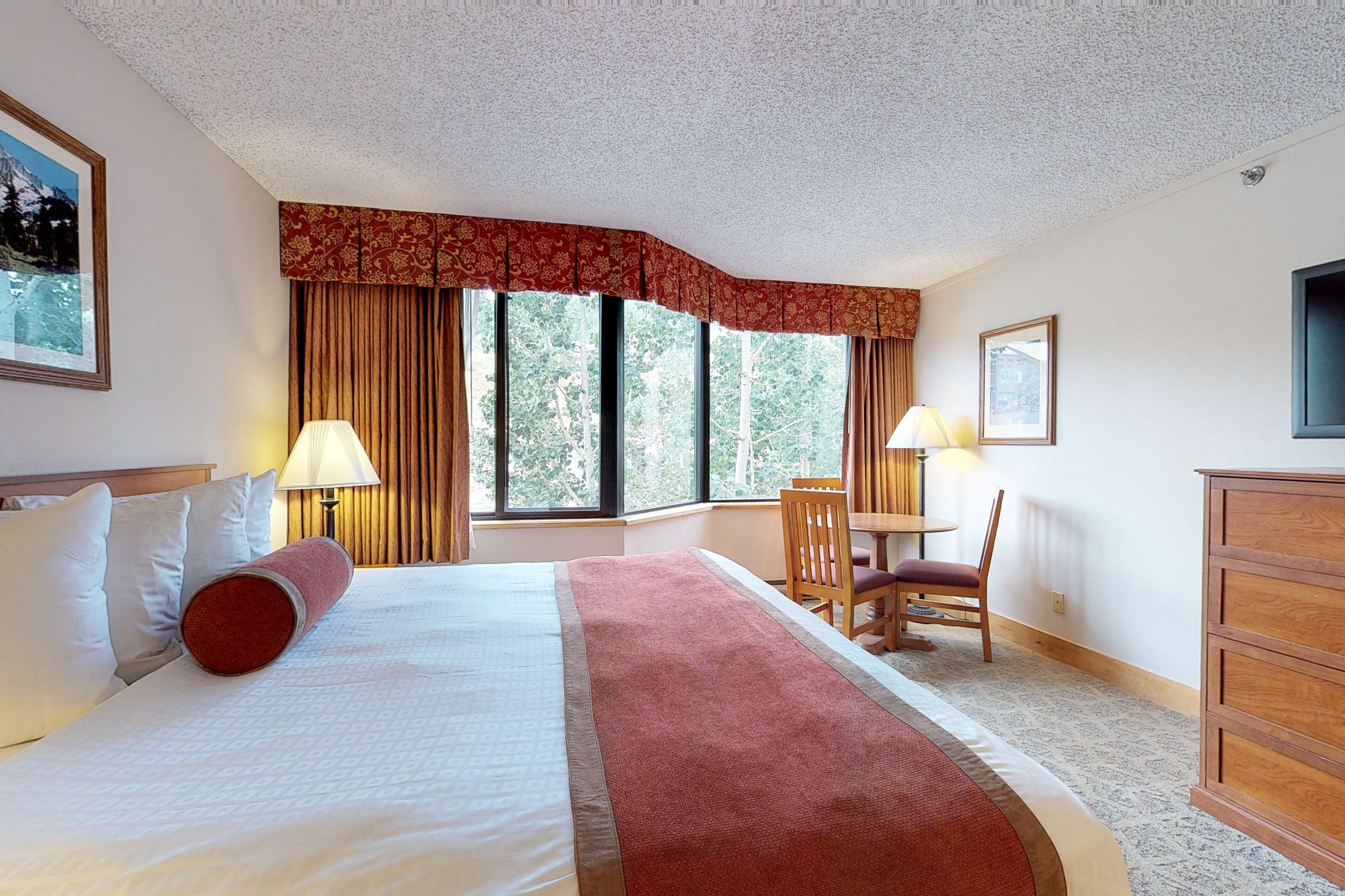 Cozy ski-in/ski-out studio condo w/ a shared pool, hot tub, & fitness room