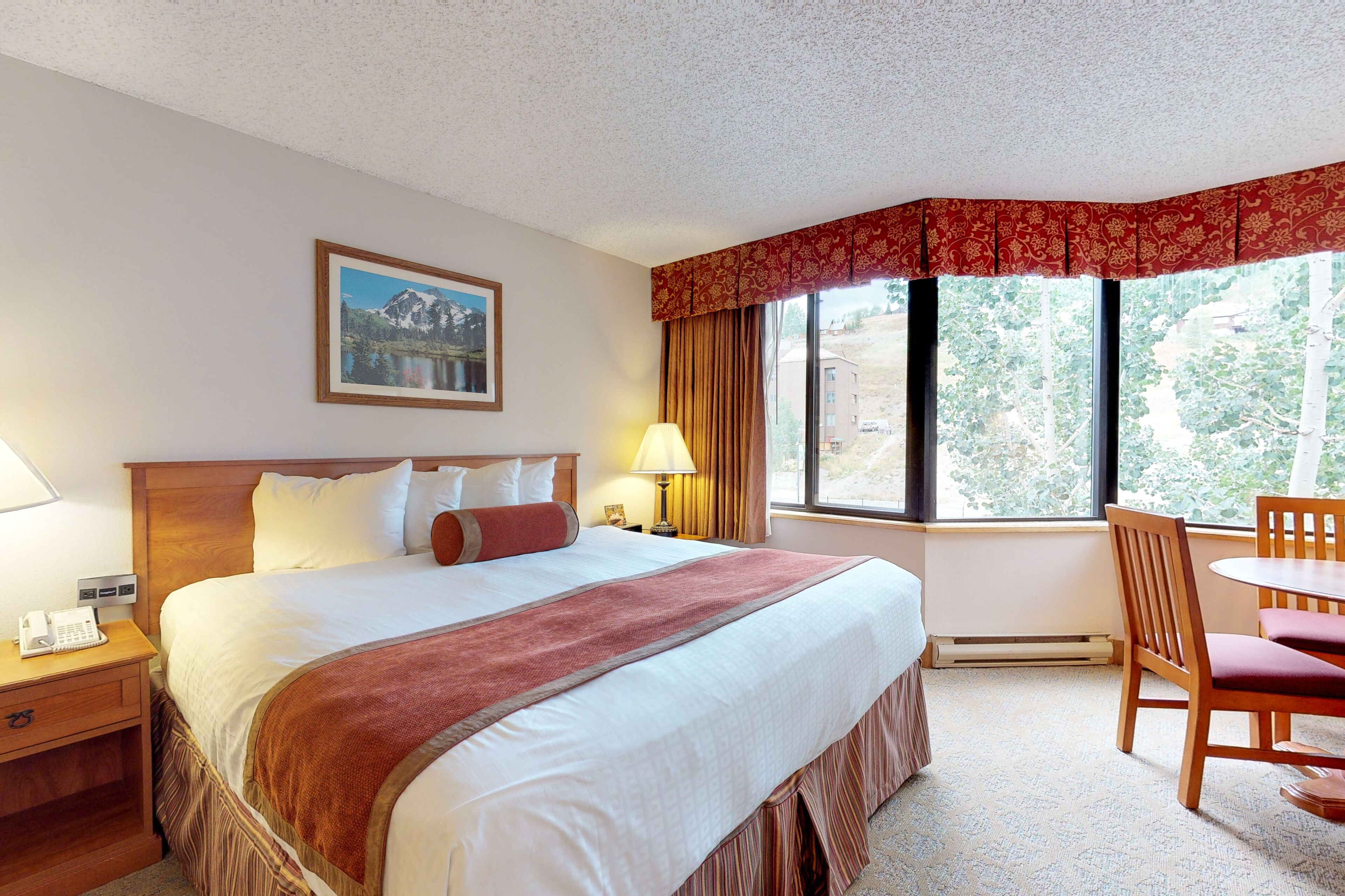 Cozy ski-in/ski-out studio condo w/ a shared pool, hot tub, & fitness room