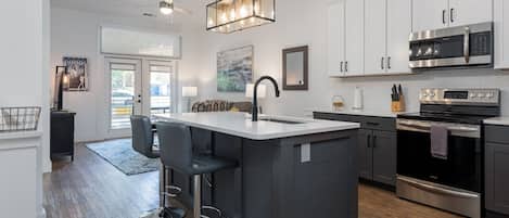 Jääkaappi, mikroaaltouuni, uuni, liesi