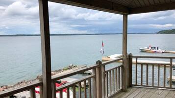 1 bedroom, individually decorated, individually furnished, desk