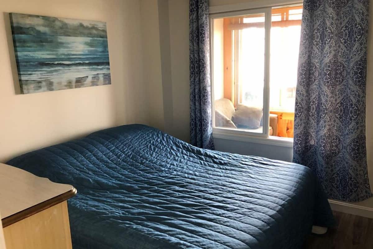1 habitación, decoración personalizada, muebles diferentes y escritorio
