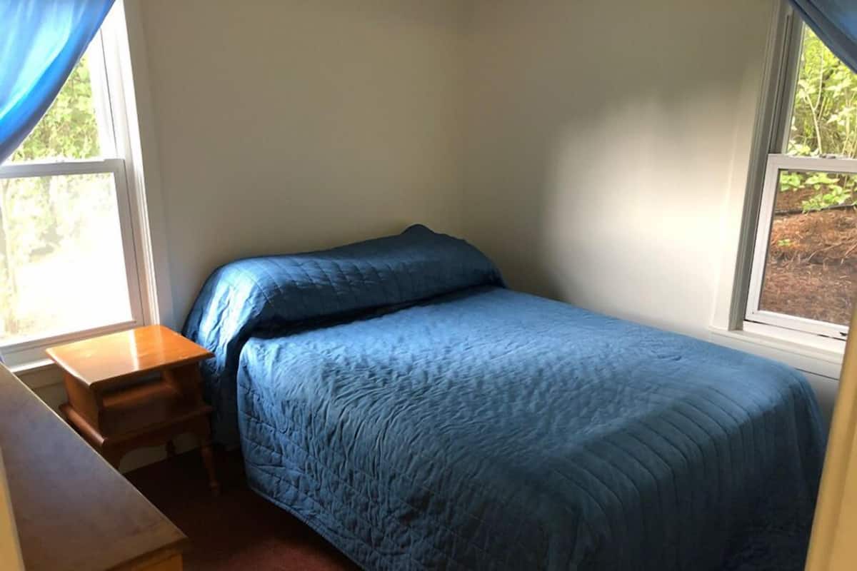 1 habitación, decoración personalizada, muebles diferentes y escritorio