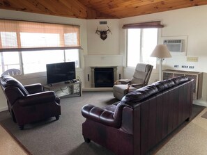 2-BR Riverfront (Top Floor) | Individually decorated, individually furnished, desk, free WiFi - West Winds Motel & Cottages (Clayton)
