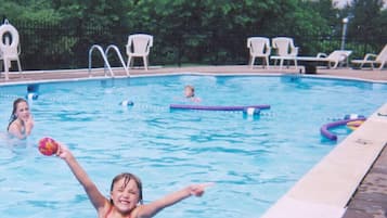 Piscine extérieure (ouverte en saison), chaises longues