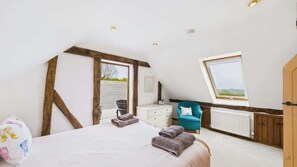 3 habitaciones, tabla de planchar con plancha y cuna de viaje 