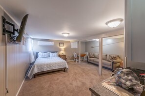 5 bedrooms, iron/ironing board, WiFi, bed sheets