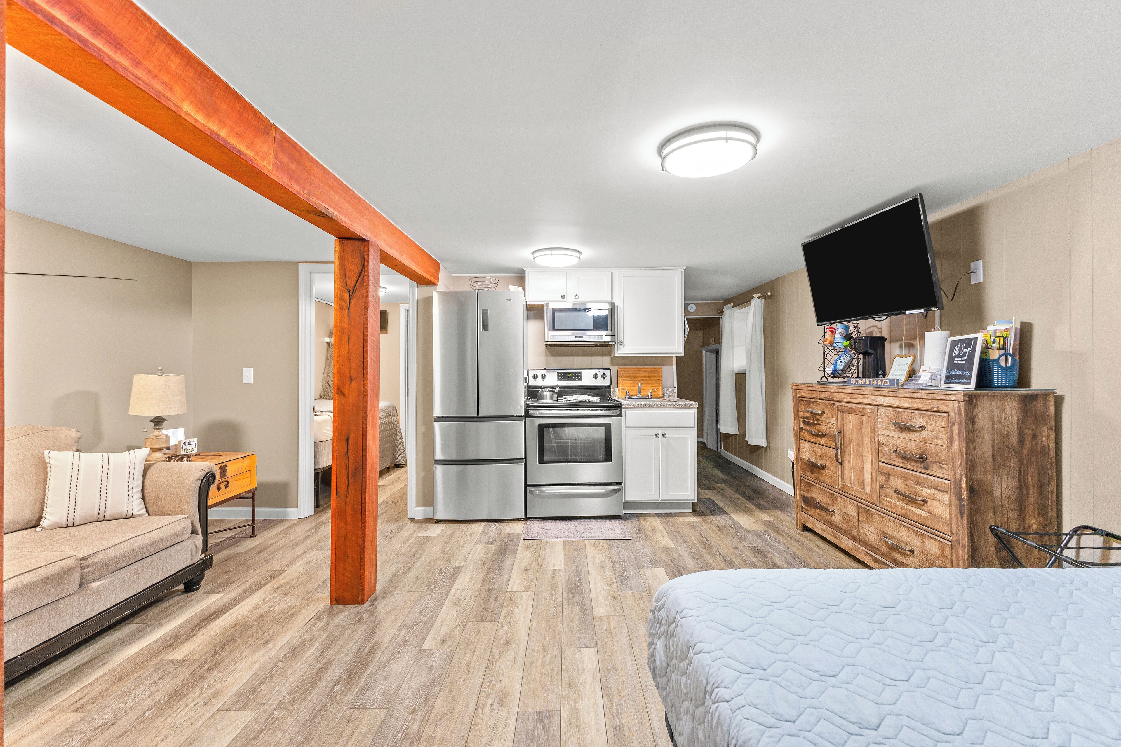 5 bedrooms, iron/ironing board, WiFi, bed sheets