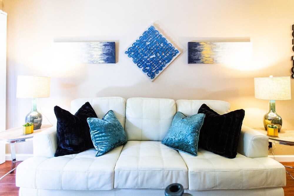 Sanitized Modern Comfort FAST WIFI CALI KING BED