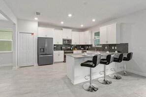 House | Private kitchen - Stunning 6bed 6bath Pool Home at Champions Gate (Davenport)