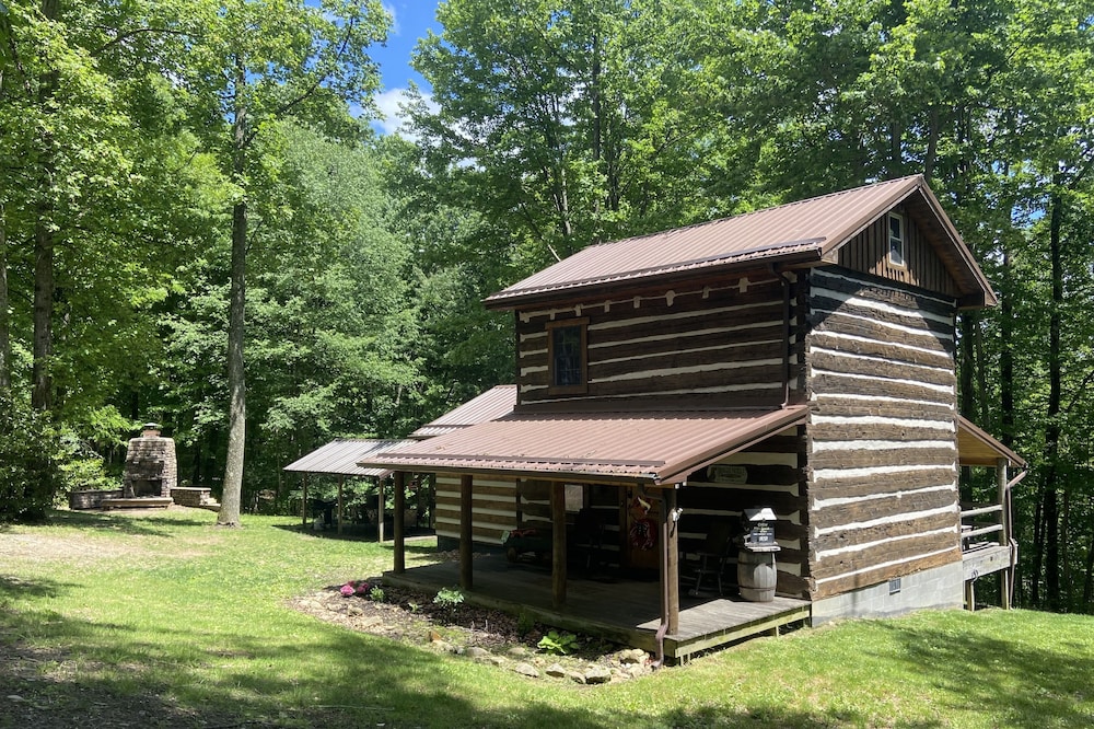 Indian Camp Retreat....with relaxing Hot tub, outdoor Fireplace and Pavillion!