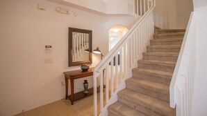 Interior - Fantastic 4 Bedroom Private Pool in Highgate Park (Davenport)