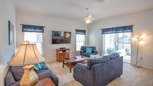 Living room - Fantastic 4 Bedroom Private Pool in Highgate Park (Davenport)