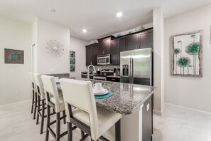 House | Private kitchen - Artistic 5bed 4bath Pool Townhm at Lchampions Gate (Davenport)