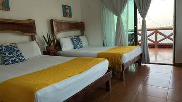 Habitación cuádruple Deluxe | Minibar, caja de seguridad en la habitación, wifi gratis y ropa de cama