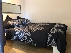 1 habitación, tabla de planchar con plancha, wifi y ropa de cama 
