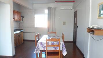 Apartemen Standar, dapur, pemandangan kota | Makan di kamar