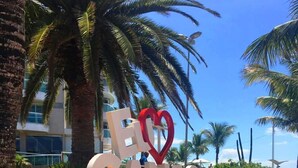 A sign with the text "Eco Canas Vieiras" and a heart symbol. - Apart Hotel La Cabana (Florianópolis)