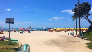 Pantai di sekitar