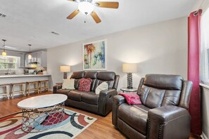 Smart TV - Save Big Near FSU for a Limited Time! Stylish 2-Bed Townhouse. (Tallahassee)
