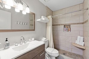 Dusche, Haartrockner, Handtücher, Seife