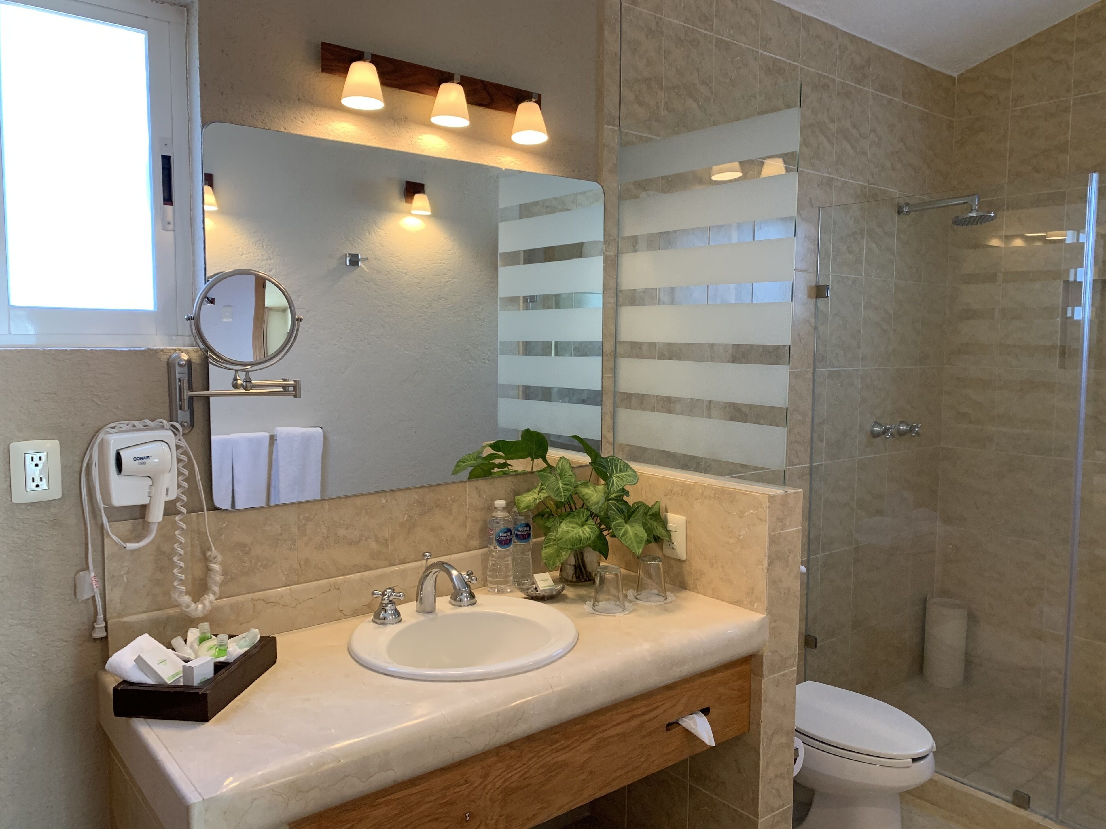 junior room | bathroom | free toiletries, hair dryer, bathrobes, towels