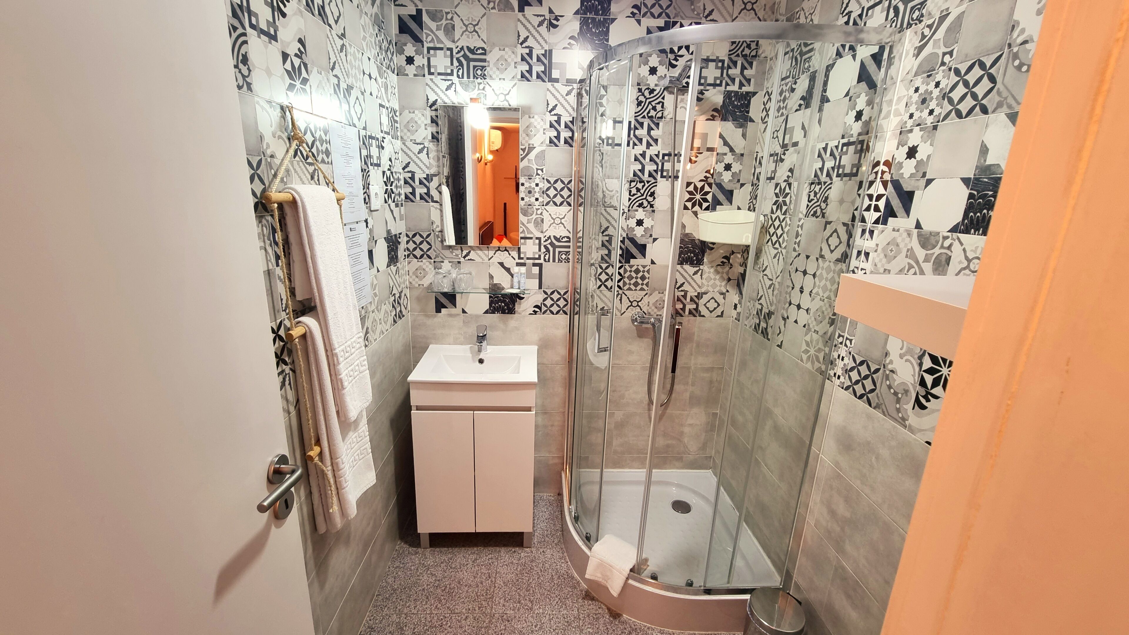 Double Room | Bathroom | Shower, rainfall showerhead, free toiletries, hair dryer
