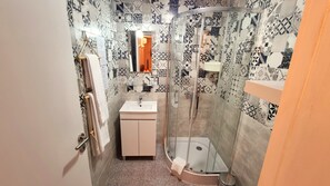 Tweepersoonskamer | Badkamer | Een douche, een regendouche, gratis toiletartikelen, een haardroger