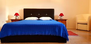 Habitación doble | Decoración personalizada y espacio para trabajar con laptop 
