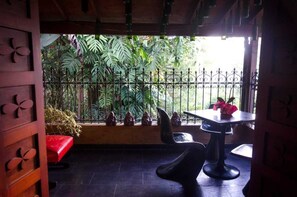 Room - The Secret Buddha (La Estrella)