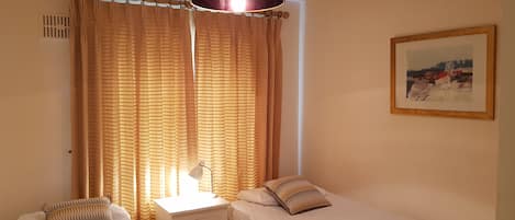 2 habitaciones, tabla de planchar con plancha, wifi y ropa de cama