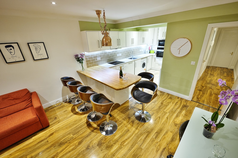 Chic & Stunning contemporary apartment 2 minute walk to O'Connell Street