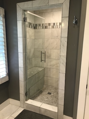 Combined shower/tub, hair dryer, towels, toilet paper - Spacious home with patio and bbq. Close to University, canyons & downtown. (Salt Lake City)