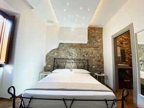Premium bedding, down comforters, memory foam beds, minibar - L'Orologio Bed & Breakfast (Capaccio-Paestum)