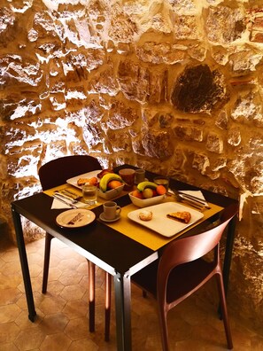 Free daily buffet breakfast  - L'Orologio Bed & Breakfast (Capaccio-Paestum)